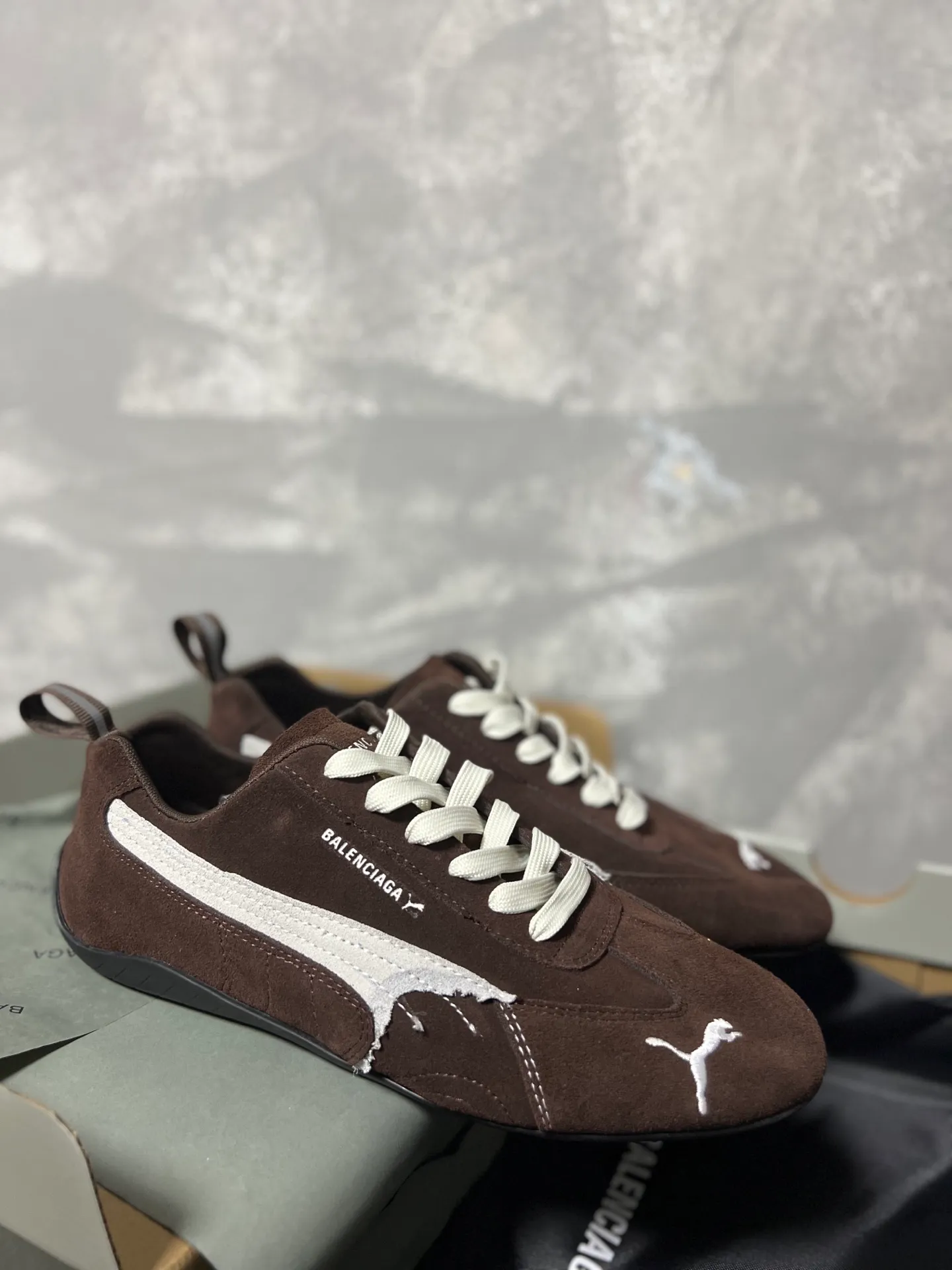 👟👟Ex-factory price 480👟👟 PUMA co-branded Balenciaga: Who knows! This pair of distressed and war-damaged Speedcats are so good-looking. The thin-soled sneakers have been upgraded to 2.0, which destroys the aesthetics of the street. More than half of the classic PUMA stripes on the side of the shoes have been "violently torn". The distressed treatment has a sense of ruined art, and it becomes the focus of the street in seconds! Hot stamping double logo + gold foil size mark on the heel, the details give a high-end feel Code number: 35-44 (45 customized)